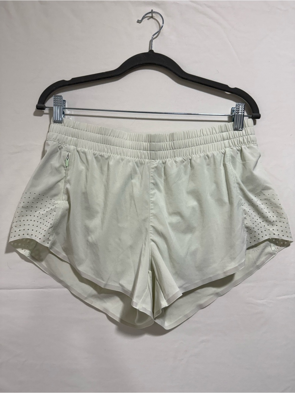 Athleta Hustle 3” Running Shorts Pale Green Perforated Mesh Size M